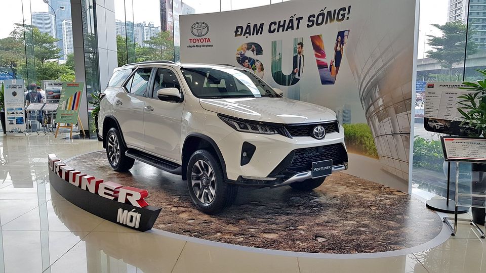 Giá xe Toyota Fortuner dao động từ 1,107 - 1,423  tỷ VNĐ.